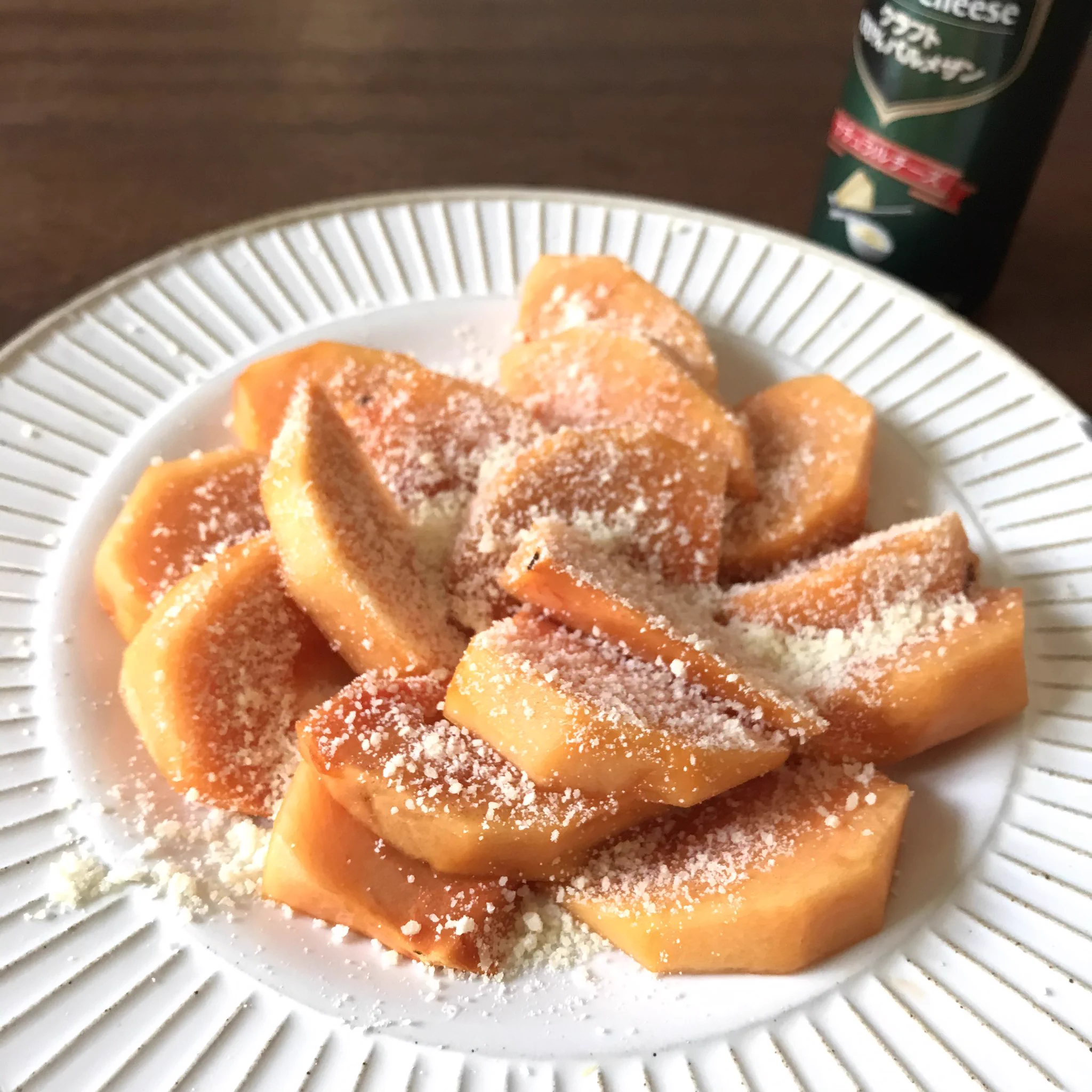 柿が好きな方へ。切った柿に粉チーズを大量にかけて食べると、ちょっとおしゃれで美味しい。