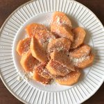柿が好きな方へ。切った柿に粉チーズを大量にかけて食べると、ちょっとおしゃれで美味しい。