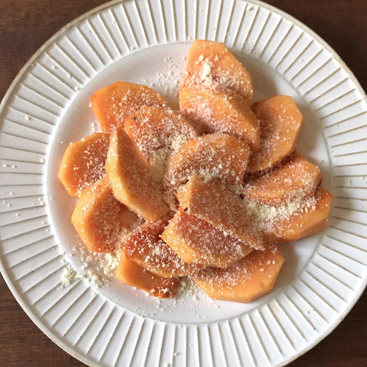 柿が好きな方へ。切った柿に粉チーズを大量にかけて食べると、ちょっとおしゃれで美味しい。