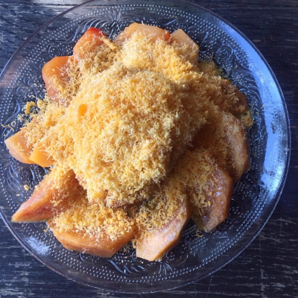 柿が好きな方へ。切った柿に粉チーズを大量にかけて食べると、ちょっとおしゃれで美味しい。