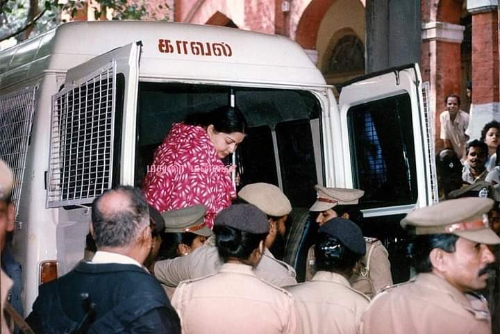 Justinjmjjustin's tweet photo. வண்ணத்தொலைக்காட்சி ஊழல் வழக்கில் ( Colour TV case 1991 – 1996 )
"ஜெ.ஜெயலலிதா"
முதல்முறையாக கைது செய்யப்பட்டு
நீதிமன்ற காவலில் வைக்கப்பட்ட தினம் இன்று.
( 07 டிசம்பர் 1996 ) https://t.co/I45yQVeSX1