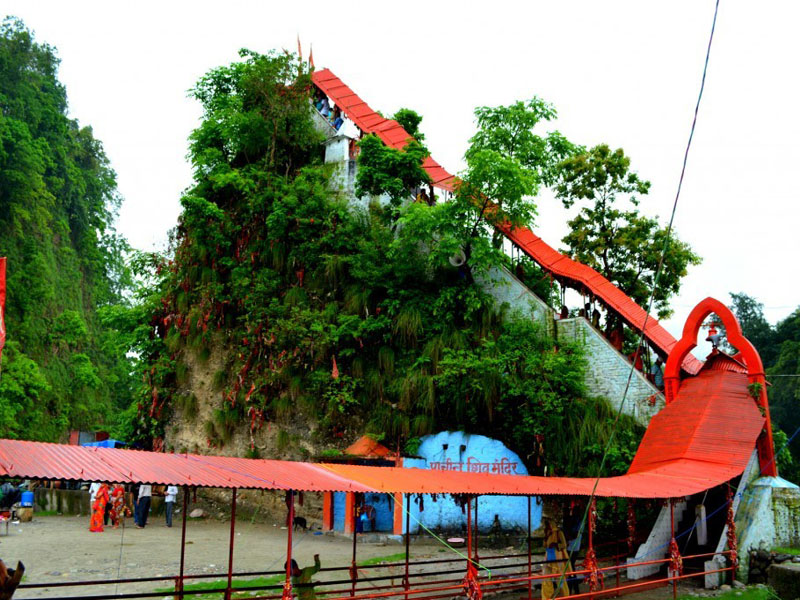 ExploreOuting's tweet image. Believe it or not:
#GarjiaDevi #Temple ( Ramnagar, #Uttarakhand ) is situated over a large rock in the mid of Kosi river.
Know more: exploreouting.com/attraction/gar…
 #exploreindia #exploreouting