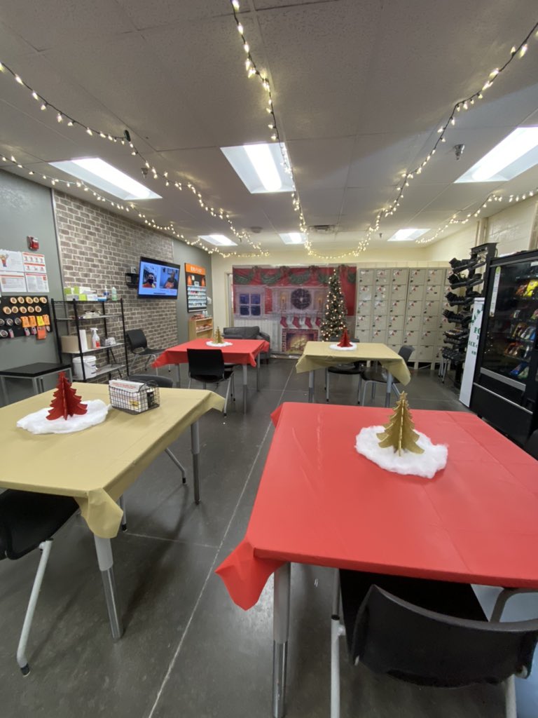 dxkimberly3's tweet photo. It’s beginning to look a lot like Christmas 🎄Loving how the break room looks. Ya’ll did such a great job! 👏🏼🎅🏼 #HD6584 #HappyHolidays @MarksabasRivera @elizondo_iii @65fbea @StephFigThD @comar_6584 @nmkimwalters https://t.co/ppMzjHjLrZ