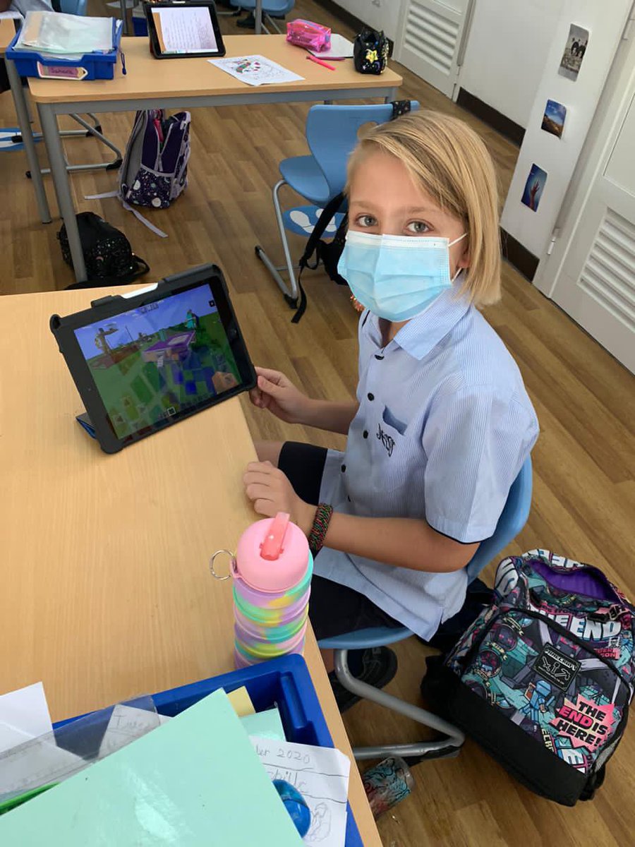 JESSJumeirahYR4's tweet photo. Using their computing skills, 4 Blue have used Minecraft to create some iconic buildings which would fit into the Dubai skyline 🌃 🇦🇪 #JESSJumComputing https://t.co/8mNrqtvtlq
