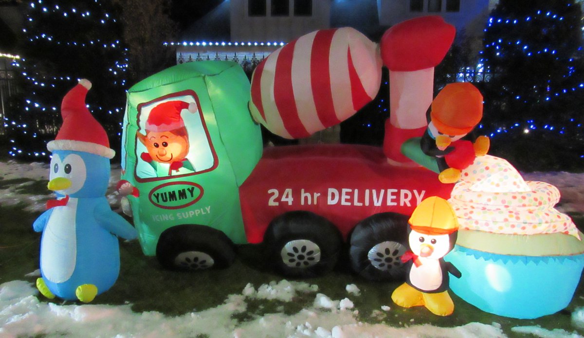 Saugaverse's tweet photo. I took a tour of Crescent Road on Sunday night to view the many Christmas decorations on everyone's front lawns. Here are 4 of the photos I took while there. #mississauga #Christmas2020 #decorations https://t.co/ivmaCdLvMX