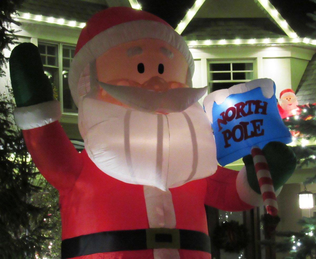 Saugaverse's tweet photo. I took a tour of Crescent Road on Sunday night to view the many Christmas decorations on everyone's front lawns. Here are 4 of the photos I took while there. #mississauga #Christmas2020 #decorations https://t.co/ivmaCdLvMX