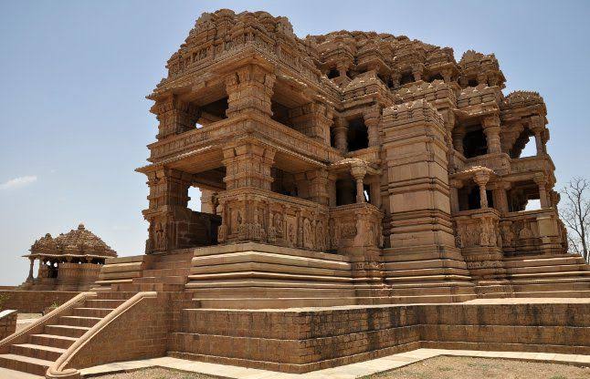 SAHASRABAHU TEMPLE (Thread) In this thread I will tell about this beautiful temple and the dark history related to it.