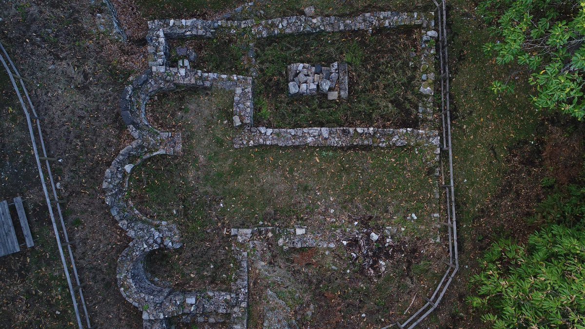 MuSel_MuCast's tweet photo. San Nicola al #MuSel ci porta a pensare anche al Monte S.Nicolao, sul Bracco, sito medievale che grazie alle indagini prima di Leopoldo Cimaschi, poi del @MiBACTLiguria e di @FBenente stanno mettendo in luce nuovi particolari @fabriziobracco
#sannicolao #dronerd #archeologia https://t.co/QnEOeSRugv