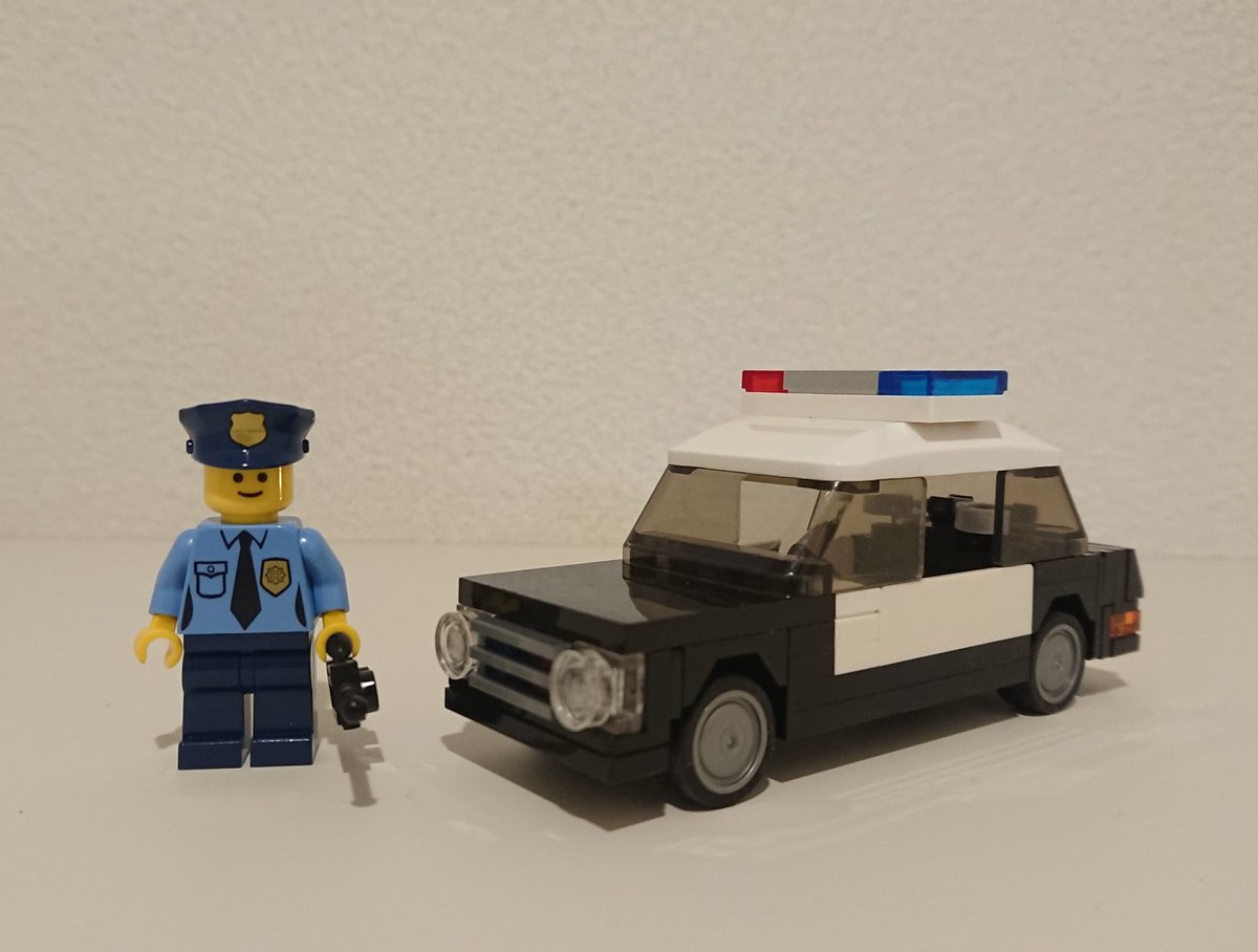 ヨンハバ規格でクラシックなパトカーを作りました。 組み方は76057の