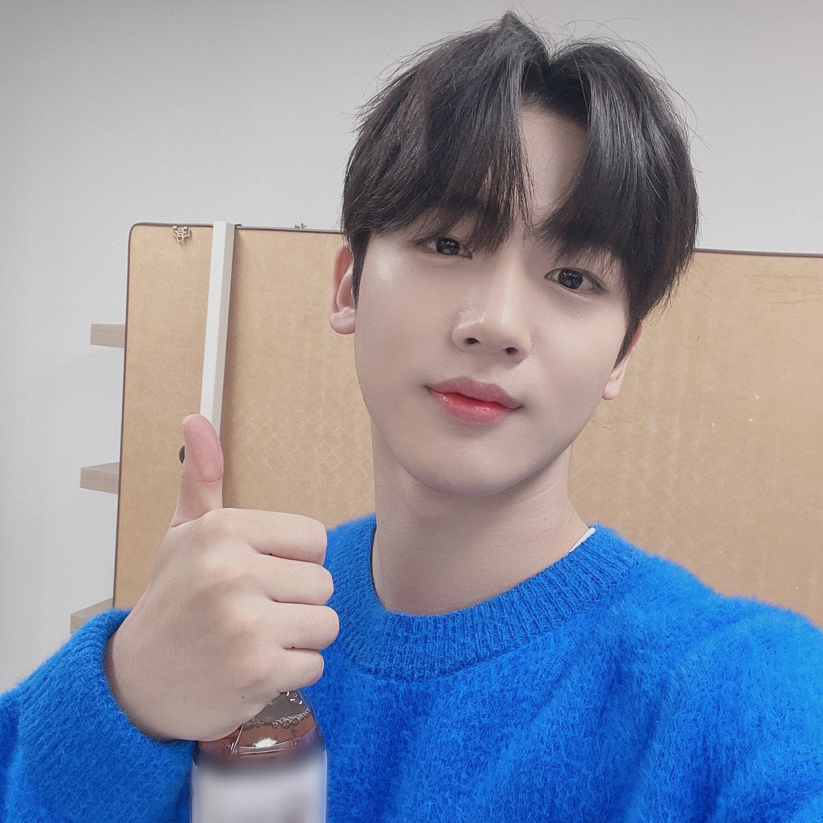 WEi__Official's tweet photo. 월요일에 찾아온 토니모리 라즈라이브와 파랑파랑 요한이💙 
🌈힐링과 ⚡️에너지를 전해준 요정 요한이와 함께 행복한 한 주 되세요🙌

#위아이 #WEi #김요한 #KIMYOHAN https://t.co/SMbQeOHnfl