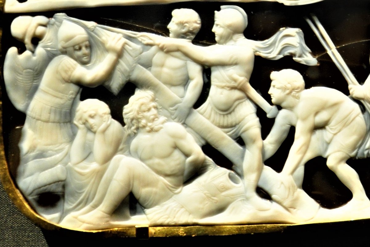 #Tropaion – Trofeo: antiguos monumentos construidos en el campo de #batalla con las armas del enemigo que eran símbolos de la victoria en la Antigua #Grecia y más tarde también en la Antigua #Roma. #Guerra e #Historia en la #AntiguaGrecia y la #AntiguaRoma.