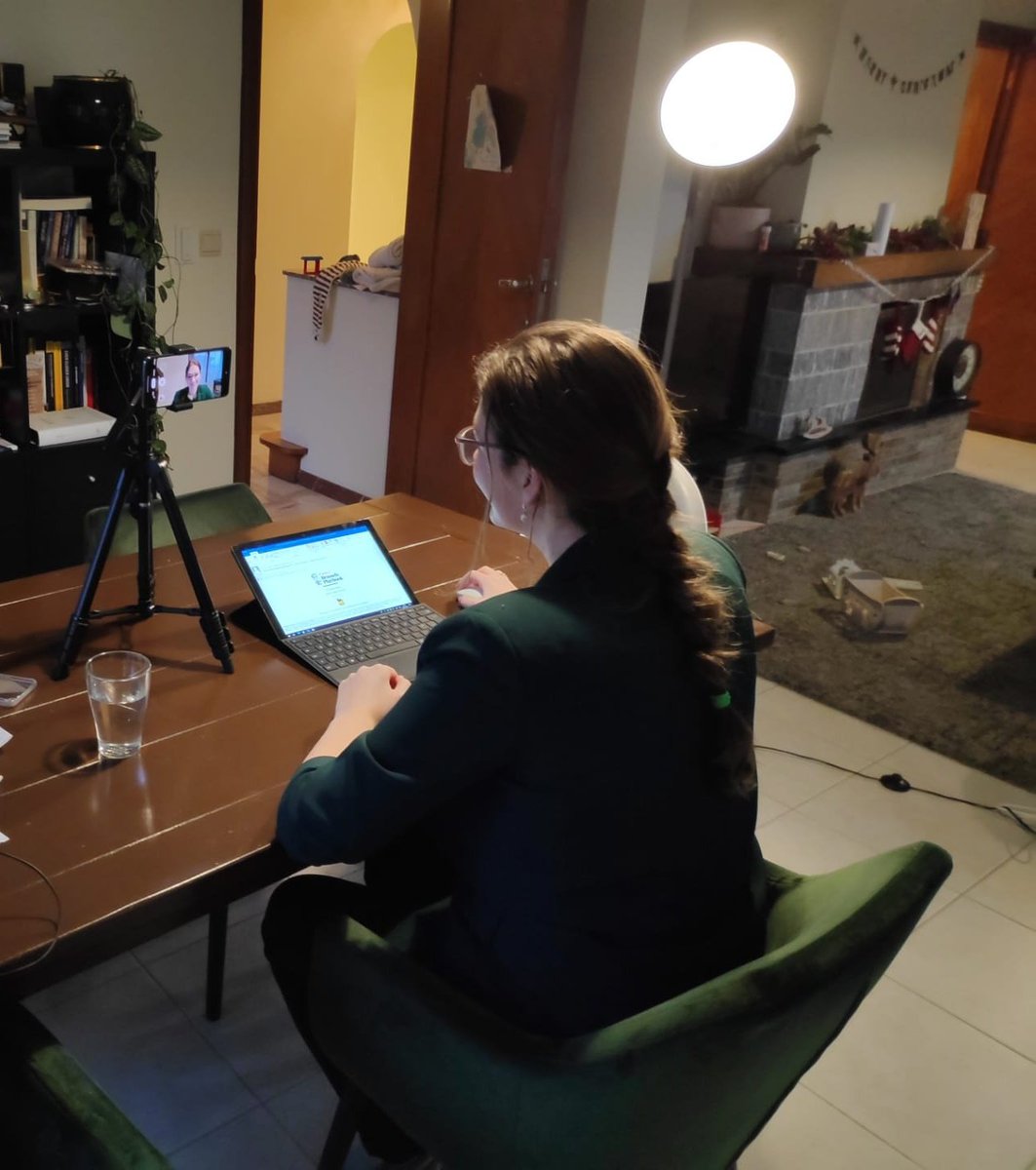 #achterdeschermen bij Studio Thuis 😆 
Nog even een laatste check voordat  het interview bij <a href="/OmroepFlevoland/">Omroep Flevoland</a> begon 🎥🎬 
En ja: in ons huis wordt geleefd 🙌😂 #workingmomlife