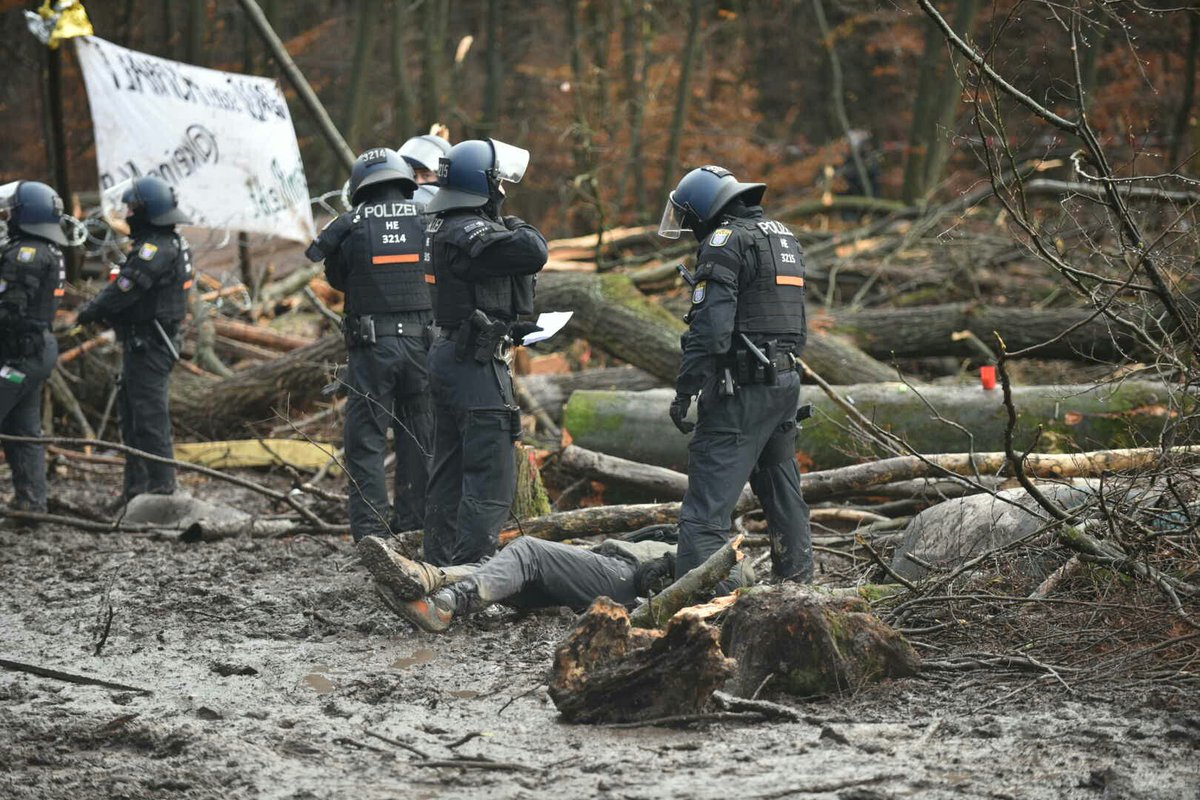 Die ersten Tripods des Tages in <a href="/DanniOben/">Oben</a> werden von den #CO2ps geräumt.
Die Menschen hier kämpfen für ihre Zukunft. Für globale Klimagerechtigkeit. Für ein besseres Leben für alle. Da gewaltvoll zu Räumen sagt einiges aus..

#keineA49 #DanniBleibt