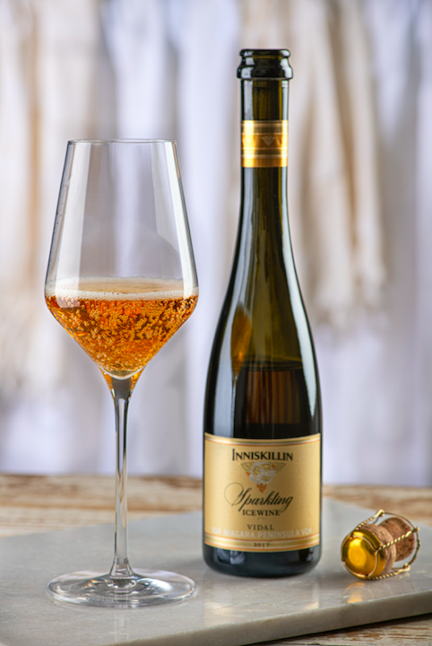 IcewineA's tweet photo. Something new to pop!
All that sparkles, from snowflakes to bubbles, Sparkling IceWine - a unique style that offers a dry sensation to this traditionally sweet wine.
#festiveicewine #icewinechristmas #icewinecocktail #breaktheice https://t.co/BbWL7kzloz