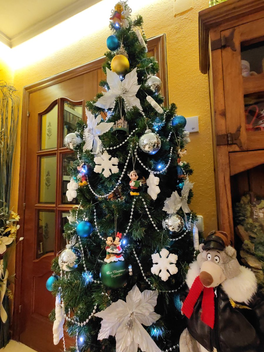 DisneyDestinos's tweet photo. Buenos días!!!
Ya está el árbol de #Navidad de #DestinosDisney de este año .....donde predomina el Blanco y #Frozen y algún toque más de #Disney.
OS GUSTA?
#NavidadDisney #DisneyNavidad #christmastree #disneytree #arboldenavidad https://t.co/AekaO5p4Ye