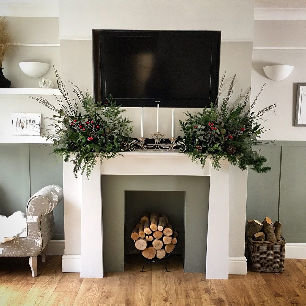 Claire's gorgeous mantel piece creation caught my eye this morning and I couldn't resist reposting!
.
The green colour is DCO25 and the walls are DCO274 if you want these shades just type this into our colour match box! 
.
📷 <a href="/instahome_uk/">instahome_uk</a> 
.
l8r.it/Yfbo