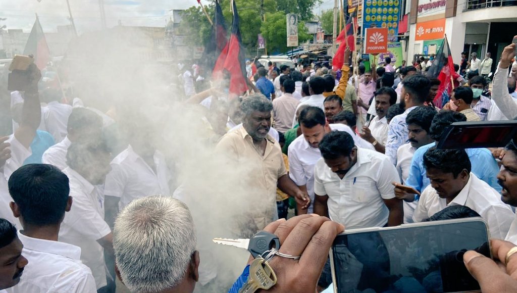 Tenkasi_ExMP's tweet photo. உலகத் தமிழர்களின் தலைவர் தளபதியார் அவர்களையும், இளைஞர்களின் நம்பிக்கை நட்சத்திரம் அண்ணன் @Udhaystalin அவர்களையும் தரம் தாழ்ந்து விமர்சித்து வரும் அதிமுகவை சேர்ந்த ராஜேந்திர பாலாஜியின் உருவ பொம்மை எரிப்பு ஆர்ப்பாட்டம் இன்று இராஜபாளையத்தில்... https://t.co/RYltee4Alj