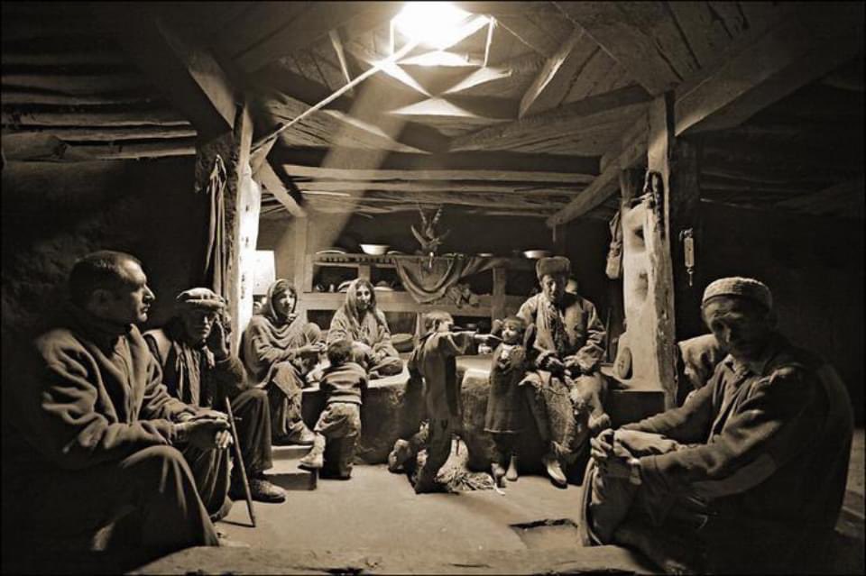 It was only recently that I discovered that the architecture of our houses in Chitral and Gilgit Baltistan comes from ancient Sogdian architecture. But what makes it interesting is that us Chitralis made an addition to it, something to do with a hearth, levels and a fairy. 1/n
