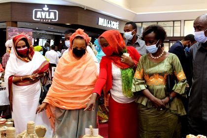 Ouverture de la semaine Commerciales Des Coopératives D’artisanal Des Femme Rurales ce matin 07 Décembre 2020 sous le haut patronage de la Première Dame Mme Kadra Mahmoud Haid accompagné de Mme la Ministre de la Femme et de la Famille Mme Moumina Houmed Hassan