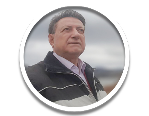 DERE

Kıvrım kıvrım yatarsın.
Hikmetlerle akarsın.
Nice sırlar taşırsın.
Akar durursun dere.

Aşıklar buluşturup.
Dertler bölüştürüp.
Ağlatıp gülüştürüp.
Bakar gülersin dere.

Kurt, kuzu suyun içer.
Mert, hain suyun içer.
Sonra üstünden geçer.
Gül habernobeti.com/dere-55002h.ht…