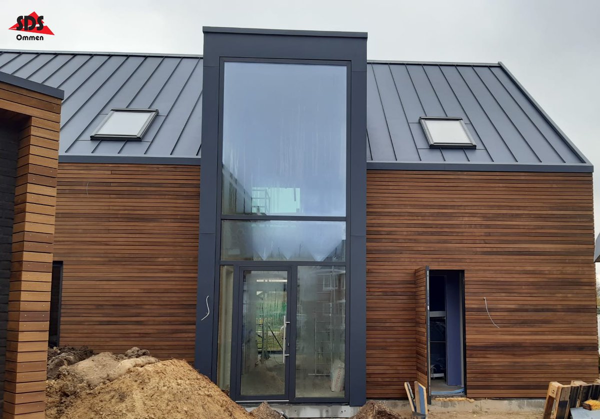 SDS Ommen heeft in opdracht van Bouwcenter Concordia Meppel, de Ruukki Classic Felsbanen geleverd, voor dit nieuwbouwproject.👌

De stalen felsbanen hebben wij geleverd in Pural Matt BT RR2H3 en Ruukki kwaliteitsklasse 50+. 😁

#nieuwbouwoning #ruukki #felsbanen #sdsommen