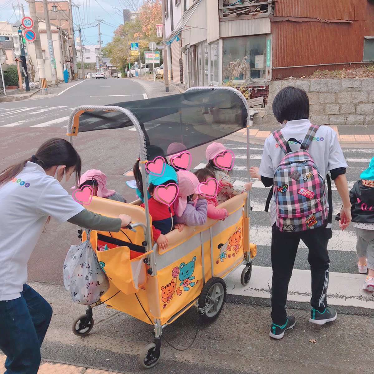 にじいろのはな保育園 切符を渡してカートに乗り 春日神社 に向かう子ども達 みんな元気いっぱい ニコニコ笑顔で手を振っていましたよ By まゆみ先生 にじいろのはな保育園 認可保育園 小規模保育園 保育園 保育士 保育園児 北九州市 八幡