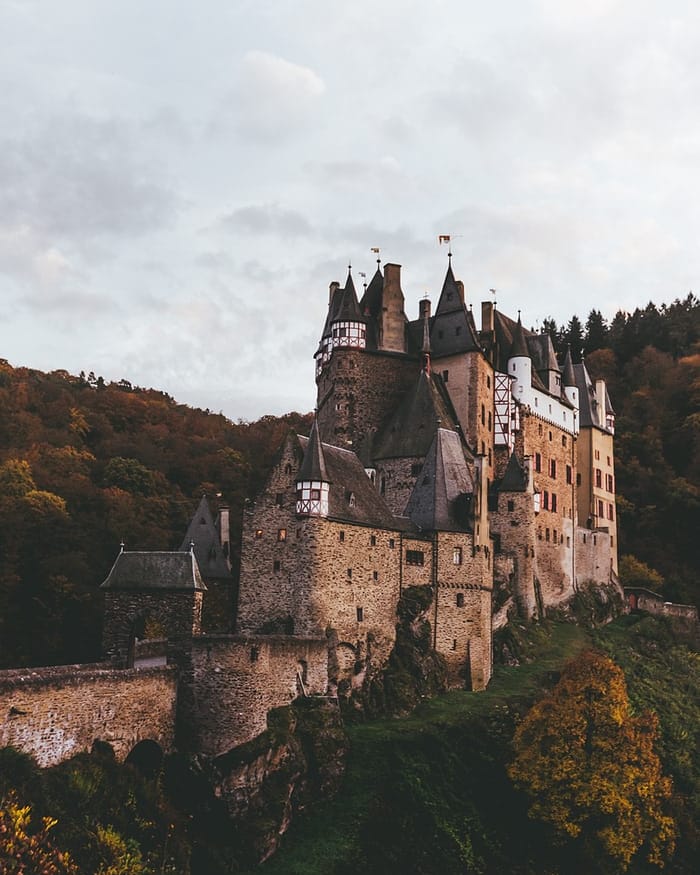 Such magical scenery 🏰
The Eltz Castle in Wierschem Germany
.
#medievalarchitecture #castlesofinstagram #landscapephotography #germany