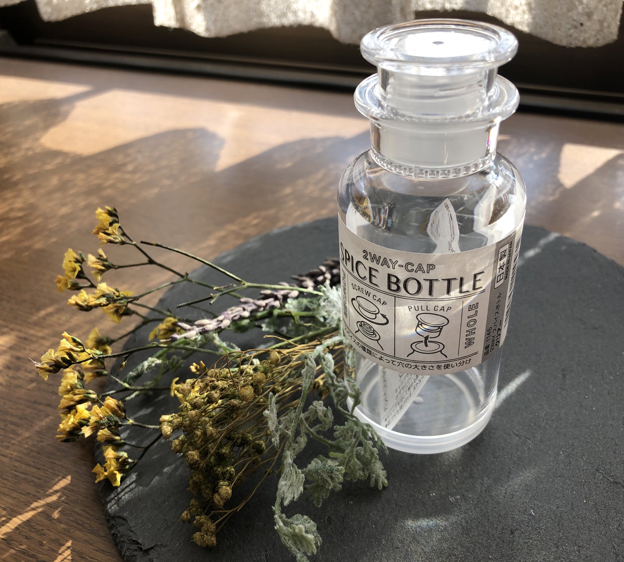 ちの ダイソーにポーションの瓶 本来スパイス入れ が沢山置いてあるなぁ としか思えんかったのでな 底が開けれるから ちっちゃい推し ケースとしても埃被らないから有能 も入れれるし 適当にラベル描いて植物とか パーツ入れても良い 沢山並べるとほら