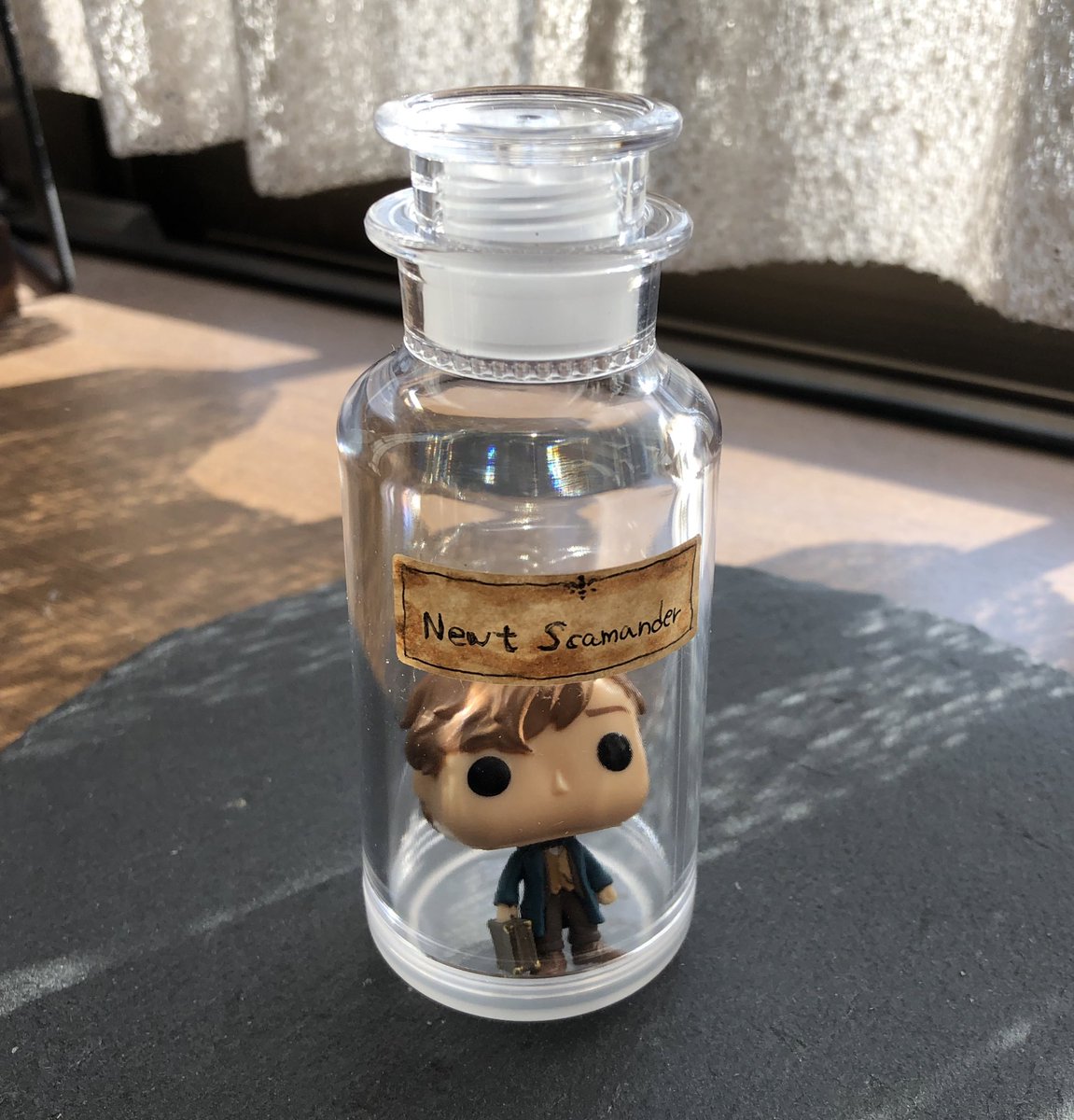 ちの ダイソーにポーションの瓶 本来スパイス入れ が沢山置いてあるなぁ としか思えんかったのでな 底が開けれるから ちっちゃい推し ケースとしても埃被らないから有能 も入れれるし 適当にラベル描いて植物とか パーツ入れても良い 沢山並べるとほら