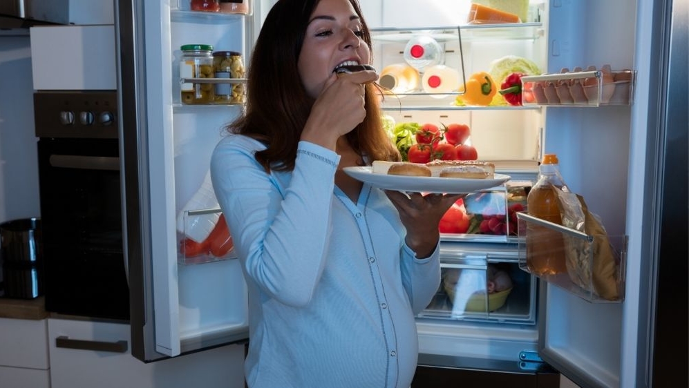 BarrettBianka's tweet photo. While you may not wish to have this myth busted, refraining from “eating for two” will make for a happier pregnancy and healthier baby. https://t.co/o48B4KaMQj https://t.co/4P2z6ANnmZ