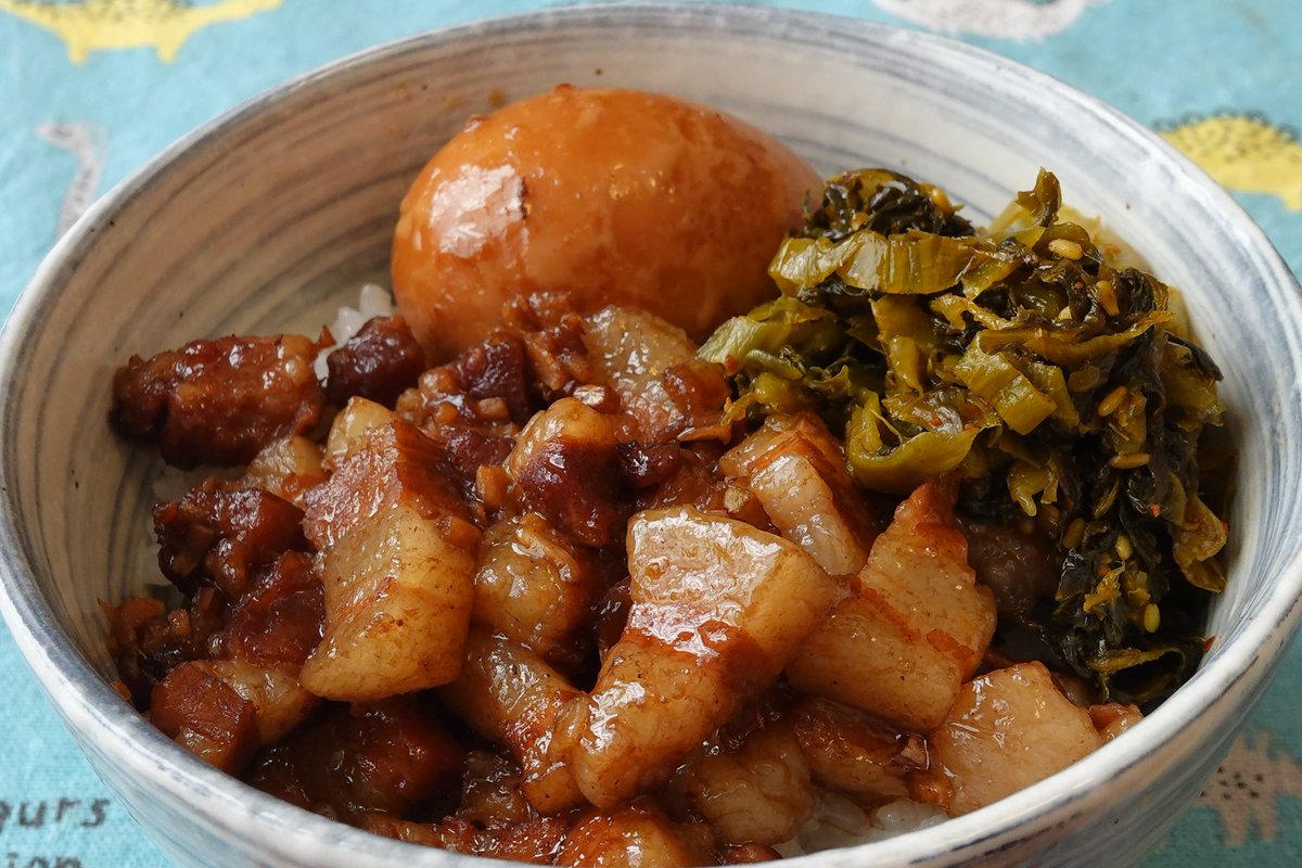 きょうの滷肉飯。（ひ）
#lunch #lunchathome #taiwanesefood #luroufan #滷肉飯 #魯肉飯 #滷蛋 #魯蛋 #高菜 #油蔥酥 #台灣美食 #台灣小吃 #台湾美食 #台湾料理 #家メシ #おうちごはん #staub #lacocotte #cocotteronde #nofilter #rx0 #rx0ii #rx0m2 #dscrx0m2 #sony