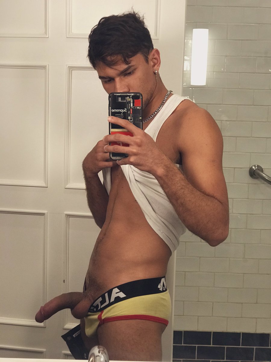 vergones_69's tweet photo. Que rica verga tiene este chico @BrodickDylan https://t.co/5JUgPmaNmz