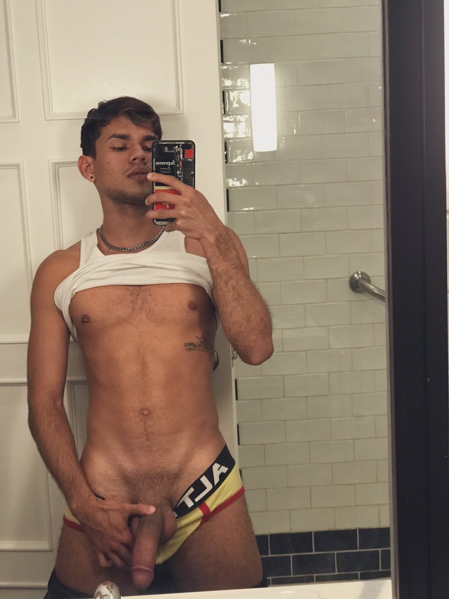 vergones_69's tweet photo. Que rica verga tiene este chico @BrodickDylan https://t.co/5JUgPmaNmz