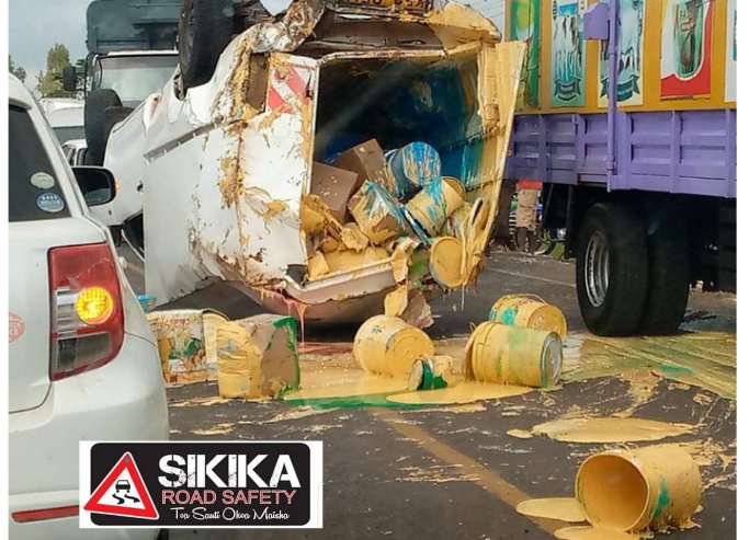 sikikasafety's tweet photo. A pick up carrying paints has overturned at Kakuzi....wakenya jamani  must we  steal ?.... https://t.co/gxKWR2CvlN