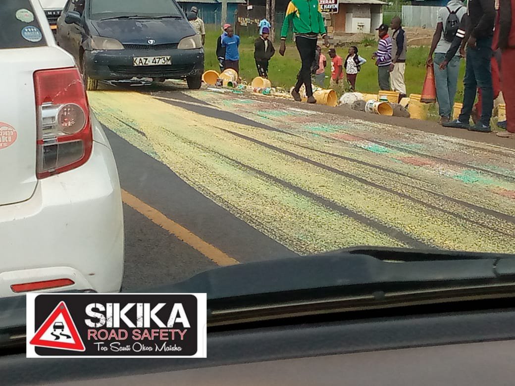 sikikasafety's tweet photo. A pick up carrying paints has overturned at Kakuzi....wakenya jamani  must we  steal ?.... https://t.co/gxKWR2CvlN