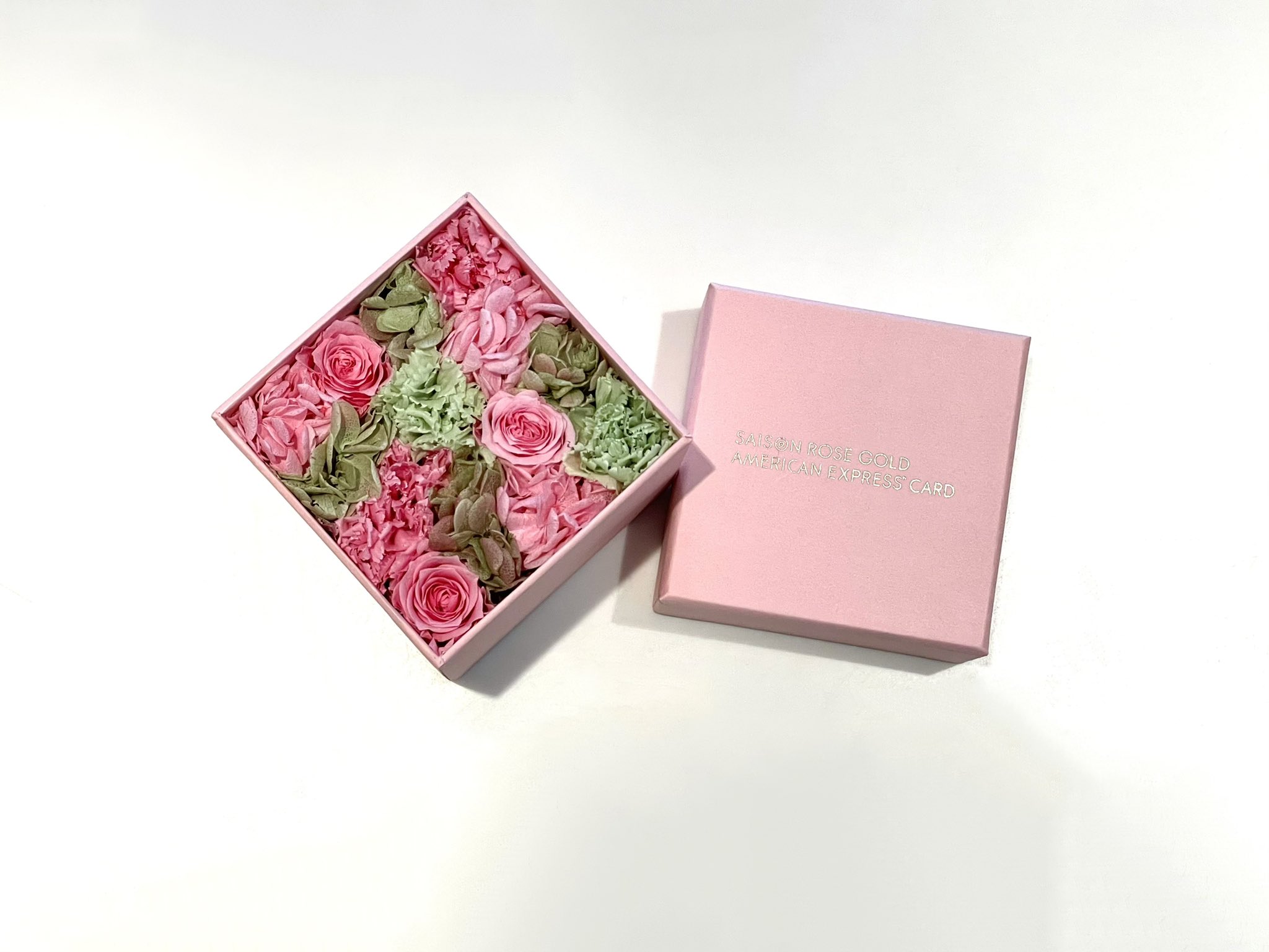 岡嶋泰子 Flower Box By Nicolai Bergmann Always Makes Me Smile Thx 期間限定で発行するセゾンローズゴールドアメックスに入会すると ニコライ バーグマンのお花のプレゼントの特典やオンラインショップで10 優待特典があります T Co