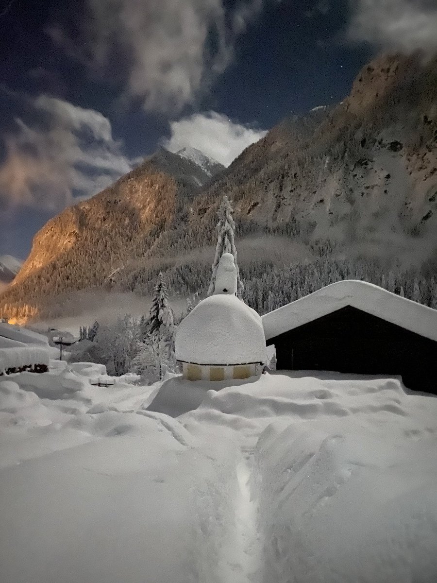 Wie knapp beisammen große Gefahr und große Schönheit doch manchmal liegen. Hier ein paar Fotos im "Mond- und Sternenschein" von der vergangenen Stunde.