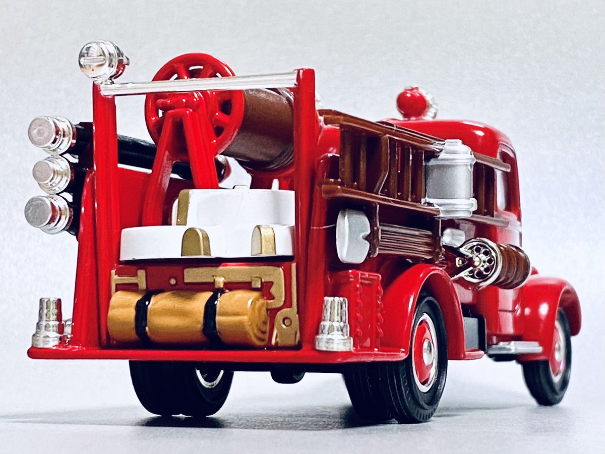 フォンティエ Bedford 1939 ベドフォードはヴォクスホール Gm 傘下のトラックメーカー Oタイプと呼ばれるコンパクトな3tトラックを消防車に架装したもの ミニカーはデルブラドの 世界の消防車 のもので1 43 質感はほどだが悪くはない 創刊特別