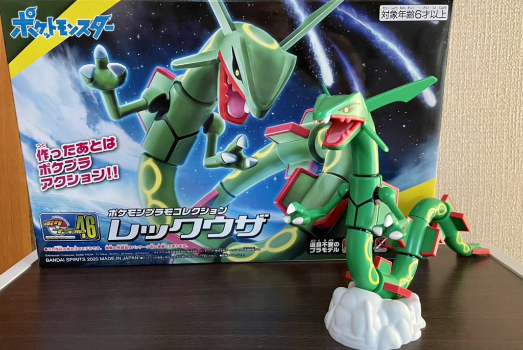 石塚 ポケプラレックウザ完成 ポケプラ最大級のボリュームか へんにデフォルメもされず美しい 節も全て分割されてるから過去1の可動範囲かもしれない 昔のポケプラと比べると色分け等かなりの進化を感じれる ぜひこのままグラカイ ゲンシカイキ