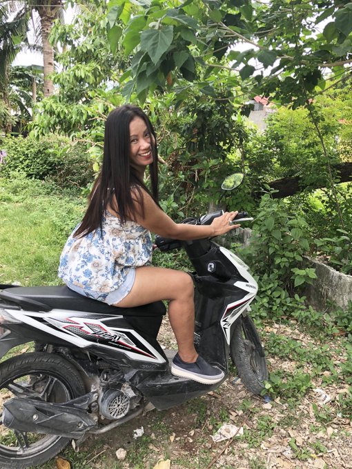 Who wants to ride me ? 😘💋 https://t.co/Mkrcgq0qWH