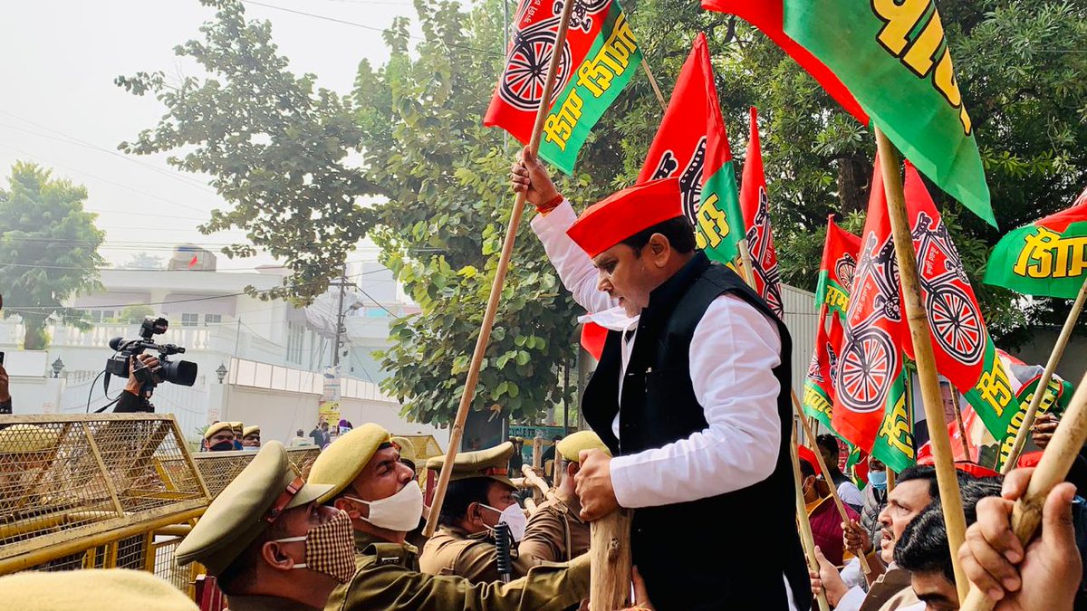 rajeshyadavmlc's tweet photo. आज किसान में जाने से पूर्व मा० राष्ट्रीय अध्यक्ष जी घर को योगी सरकार की जुल्मी पुलिस द्वारा बैरिकेडिंग कर छावनी में तब्दील कर दिया है। 

'किसान-यात्रा' में शामिल हों ।
@yadavakhilesh @samajwadiparty @MediaCellSP @ndtv @ABPNews #rajeshyadavmlc https://t.co/4XwCLcglN1
