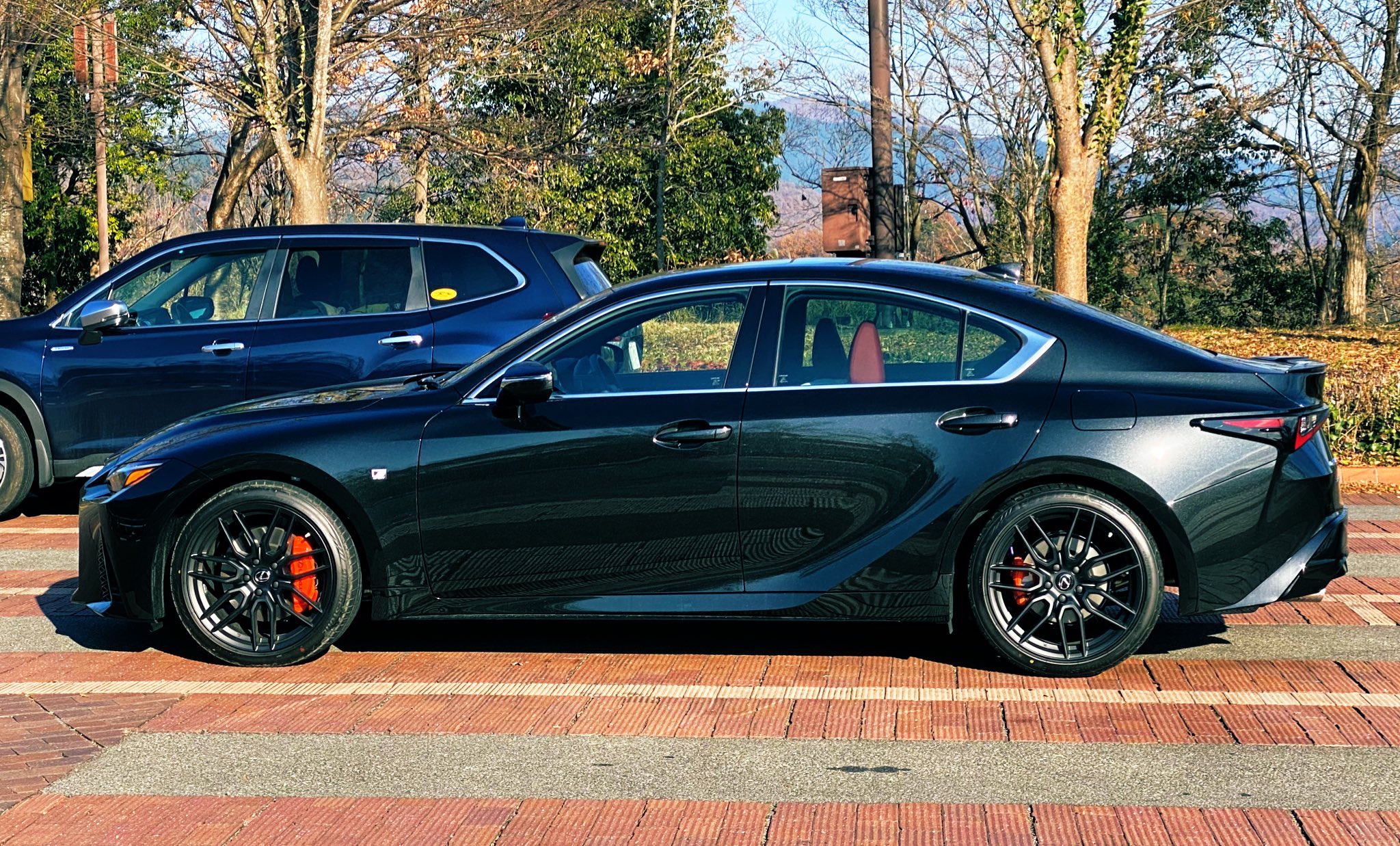 ドラヨス ワンソクtube 26万人 クルマ買う系youtuber レクサスis300 F Sport Mode Black やっぱり黒いセダンてカッコいい 仕立ての良いスーツに身を通すが如く どこへ行ってもサマになる感じ 冠婚葬祭には ちょっとキャリパーと内装が目立つけど 笑