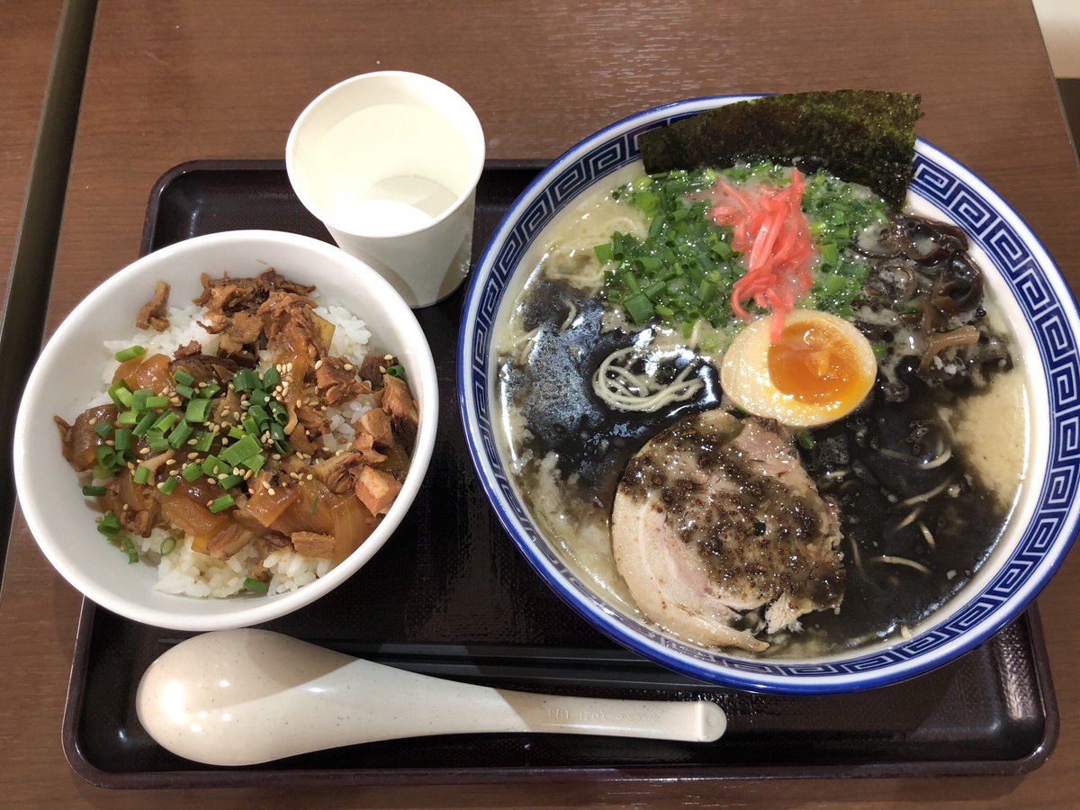 うちこ Twitterissa 宇明家 東京タワー店 黒とんこつラーメンセット 1 040 仕事で東京タワーへ タワー内のフードコートだから期待はしてなかったけど スープがやけに温かった 更にミニチャーシュー丼はレトルト牛丼の味 仕事中だったので ラーメン
