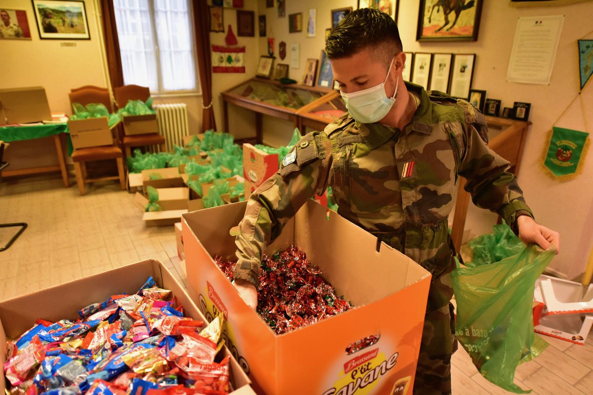 40RA_Officiel's tweet photo. #MondayMotivation les artilleurs du bureau environnement humain (BEH) et de la cellule d’appui au recrutement (CAR) préparent Noël pour les enfants du régiment 👌🎅 #PlanFamille #CondiPers https://t.co/JsIXCk8QFE