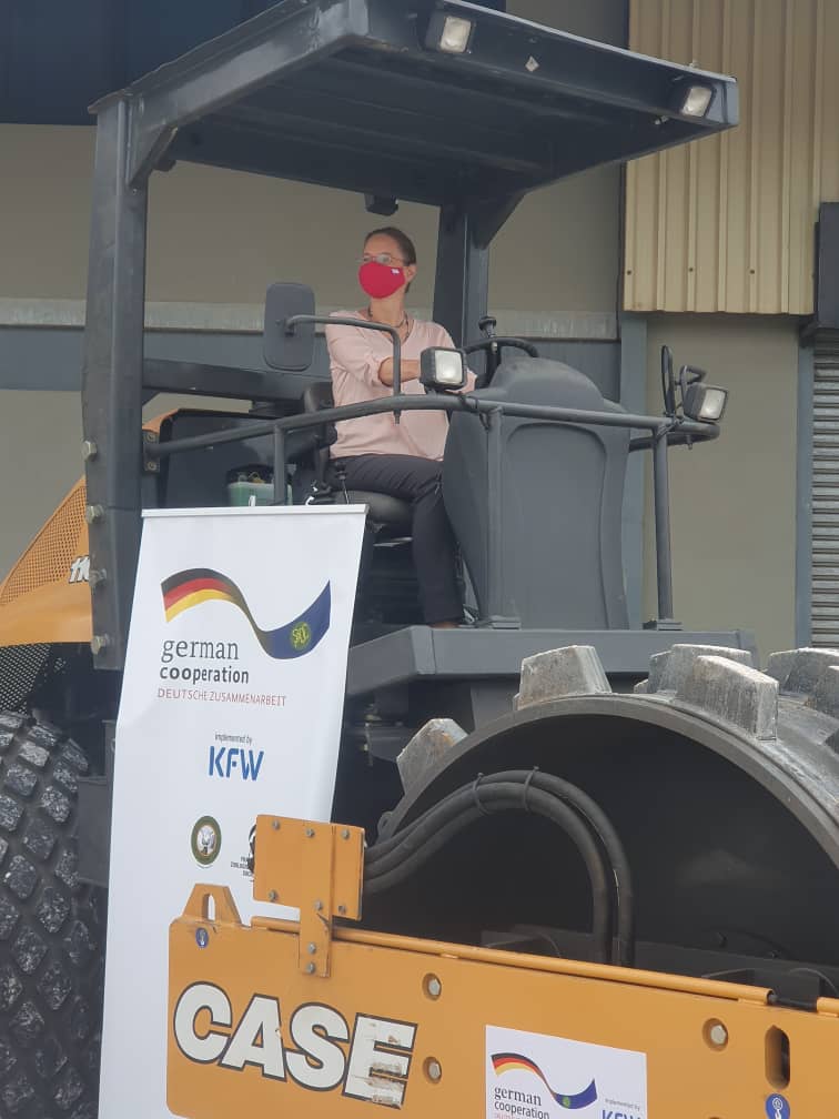 Happy (see pictures 😀) to have handed over heavy equipment to PS Dr. Ponga, 🇿🇲 Ministry of Tourism, for a big 🇩🇪 project (worth 4.7 mio Euros) that both boosts wildlife protection and improves livelihoods through tourism.🐆🦓🦏