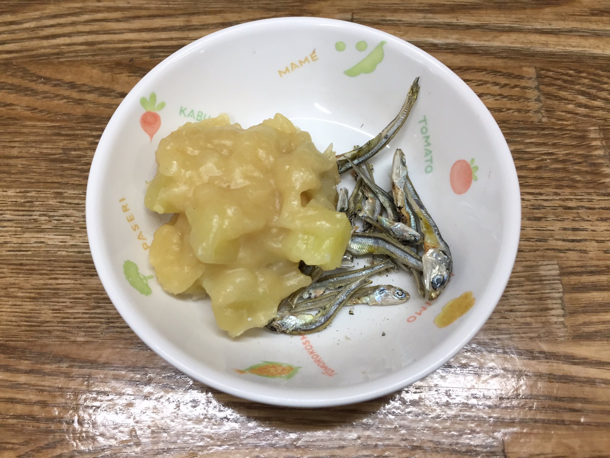 טוויטר 小梅保育園の給食とおやつ בטוויטר 12月7日 月 おやつ 鬼まんじゅう 煮干し ２歳児クラス以上 牛乳 鬼まんじゅうは愛知県の郷土料理で角切りのさつま芋のと小麦粉を使用し 蒸したものです 今回は小麦粉だけでなく上新粉も加えています T
