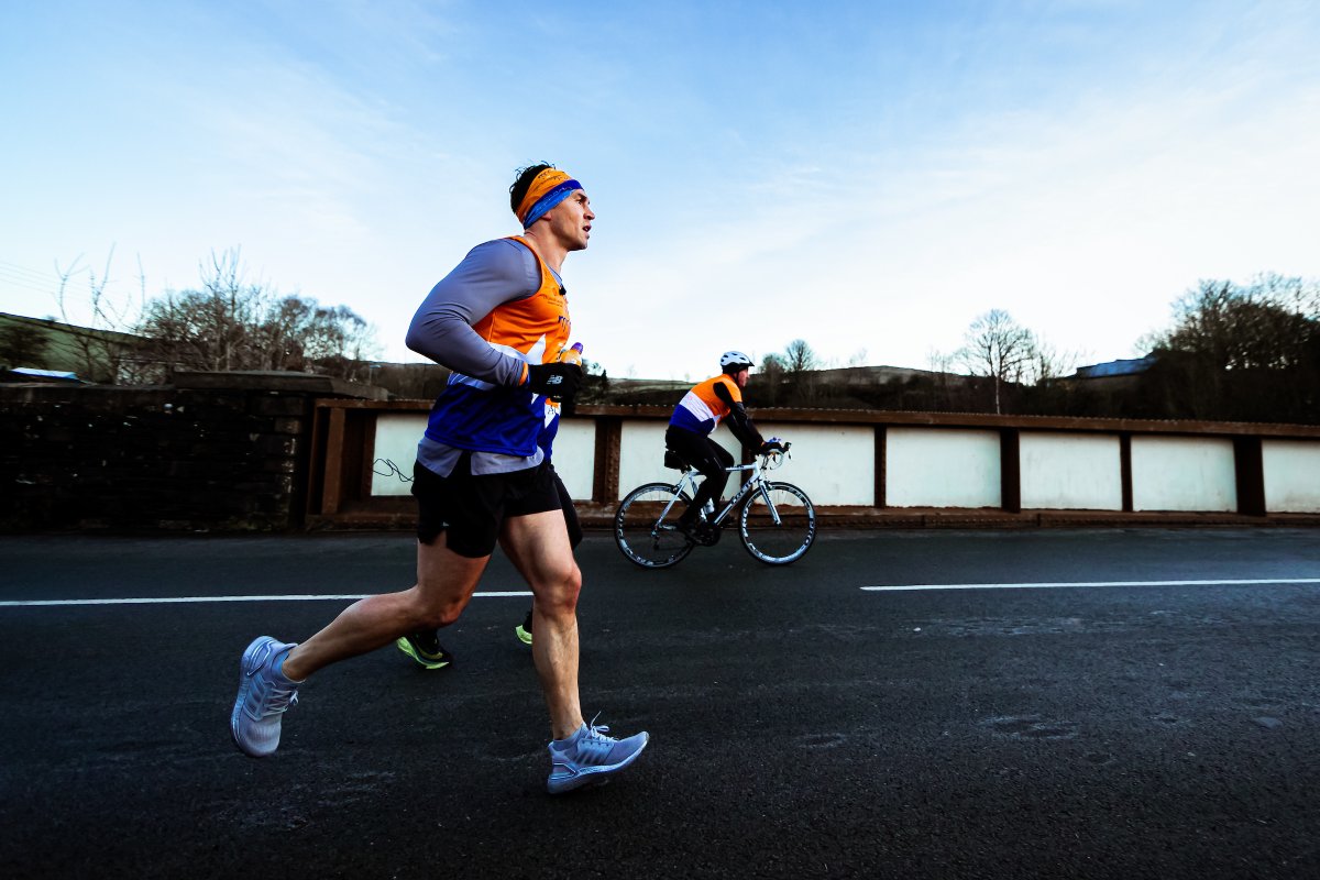 TheRFL's tweet photo. 👏 Kevin Sinfield has just set off for his SEVENTH marathon in as many days.

💪 One final effort as the fundraising total hits over £820,000!

➡️ Support @Rob7Burrow and @mndassoc here: https://t.co/ISm3F9oRq8 

🏃 #RunKevinRun https://t.co/L25NE6ecvT