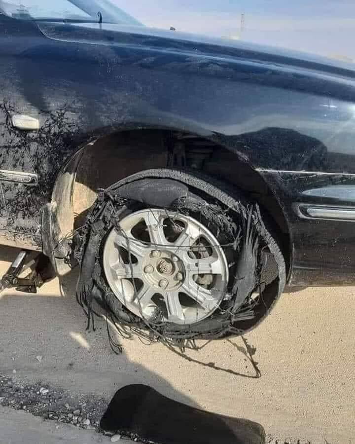 Tips to stop a car when one of the tires explodes when speed exceeds 100 km/h1. First tip:When a tyre explodes try to stay as calm as possible and hold the steering wheel firmly with both hands.Thread