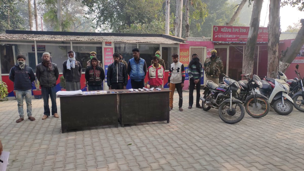 shahjahanpurpol's tweet image. Psरोजा/SOG #shahjahanpurpol ने पुलिस मुठभेड़ के दौरान 09 शातिर बदमाशो को किया गिरफ्तार 02 सिपाही घायल, कई आपराधिक घटनाओं का खुलासा! 04अवैध तमंचे, 25 जिंदा कारतूस सहित 04 मो.सा.01स्कूटी व सफेद/पीली धातु के जेवरात बरामद। #UPPolice @Uppolice @dgpup @igrangebareilly #crackdownupp