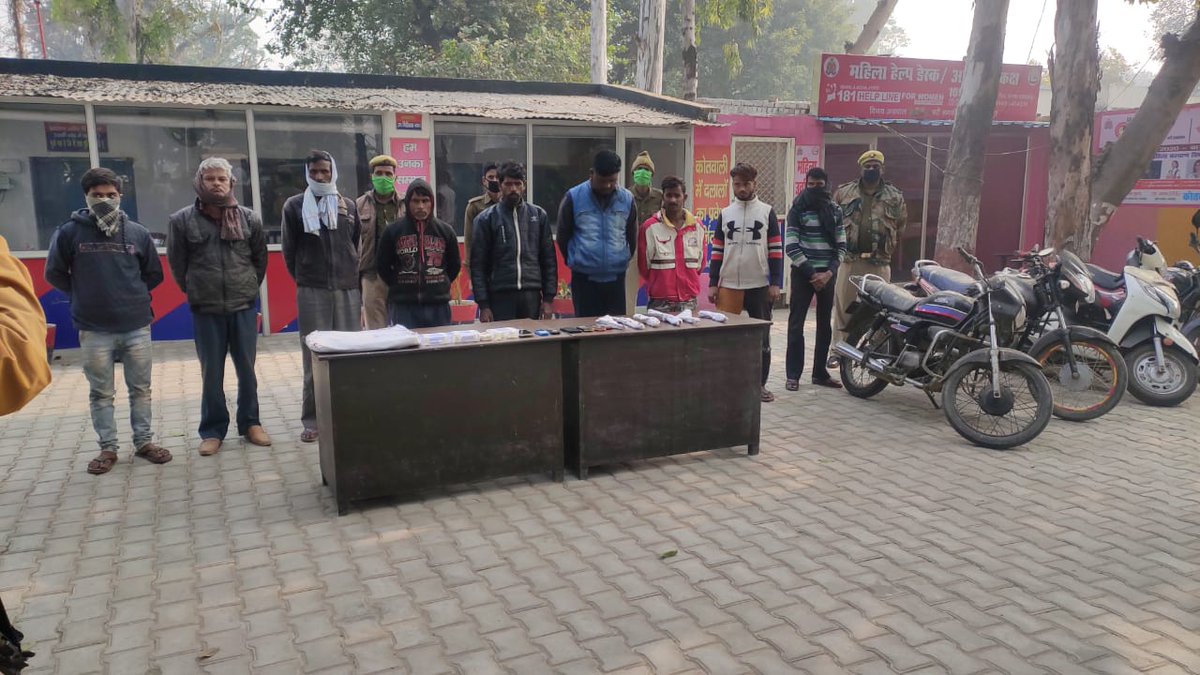 shahjahanpurpol's tweet image. Psरोजा/SOG #shahjahanpurpol ने पुलिस मुठभेड़ के दौरान 09 शातिर बदमाशो को किया गिरफ्तार 02 सिपाही घायल, कई आपराधिक घटनाओं का खुलासा! 04अवैध तमंचे, 25 जिंदा कारतूस सहित 04 मो.सा.01स्कूटी व सफेद/पीली धातु के जेवरात बरामद। #UPPolice @Uppolice @dgpup @igrangebareilly #crackdownupp